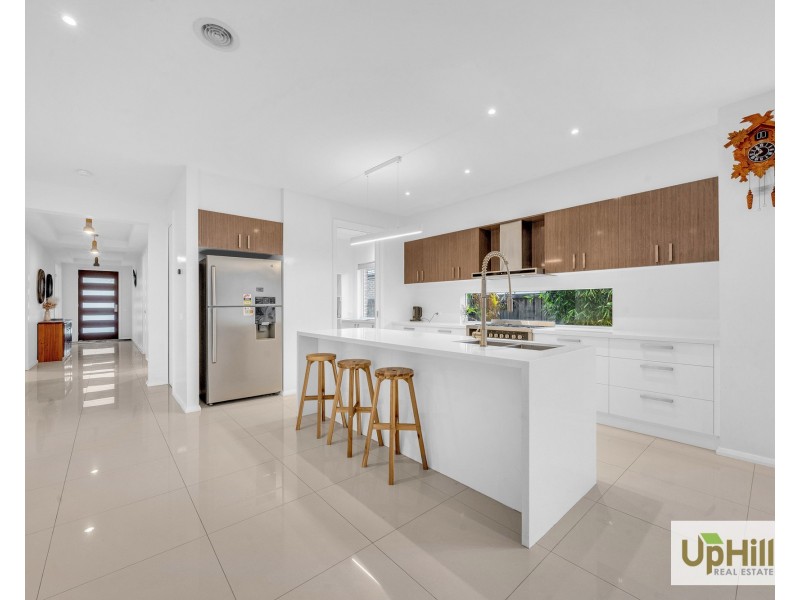 4 Riverbank Close, Clyde North VIC 3978