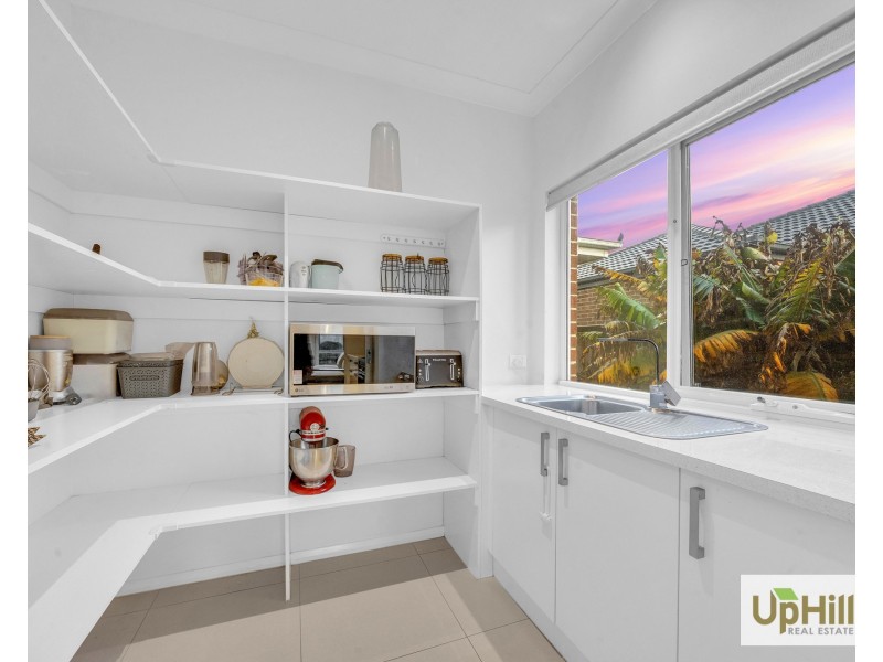 4 Riverbank Close, Clyde North VIC 3978