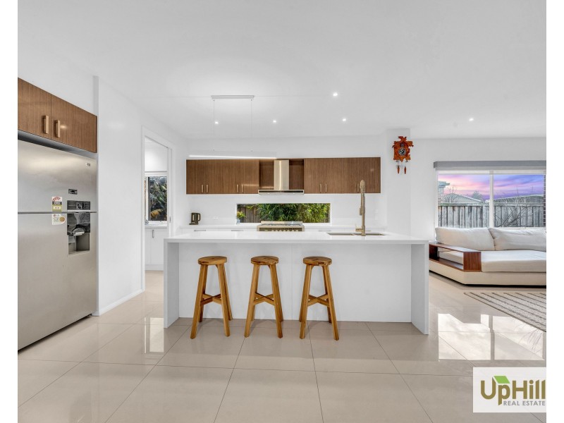 4 Riverbank Close, Clyde North VIC 3978