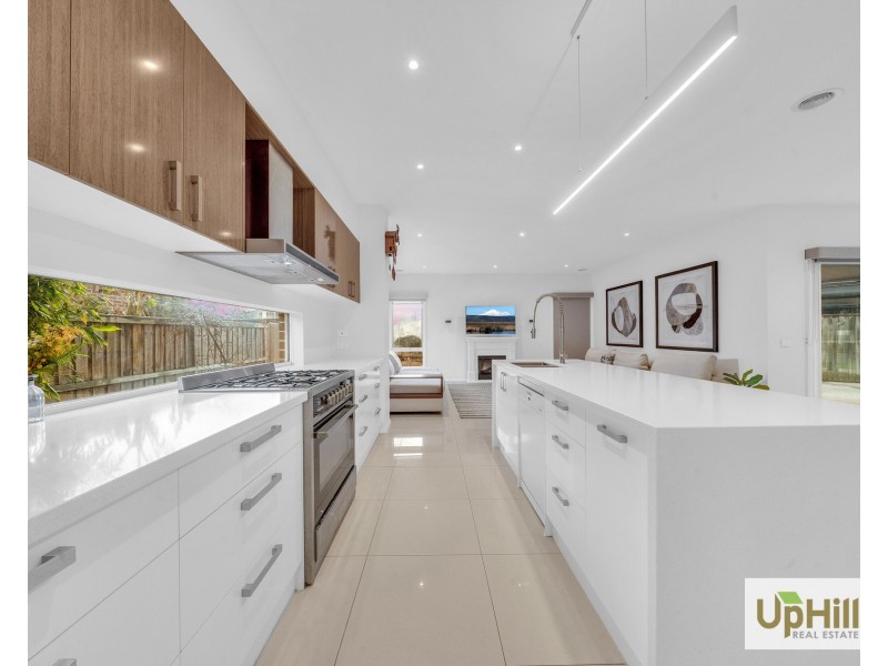 4 Riverbank Close, Clyde North VIC 3978