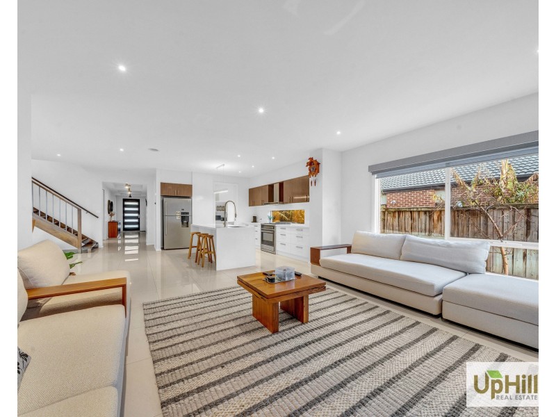 4 Riverbank Close, Clyde North VIC 3978