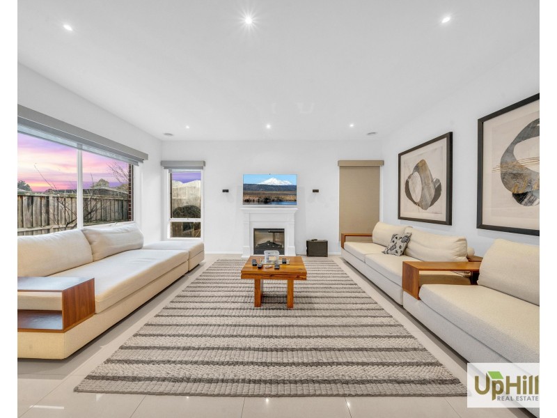 4 Riverbank Close, Clyde North VIC 3978