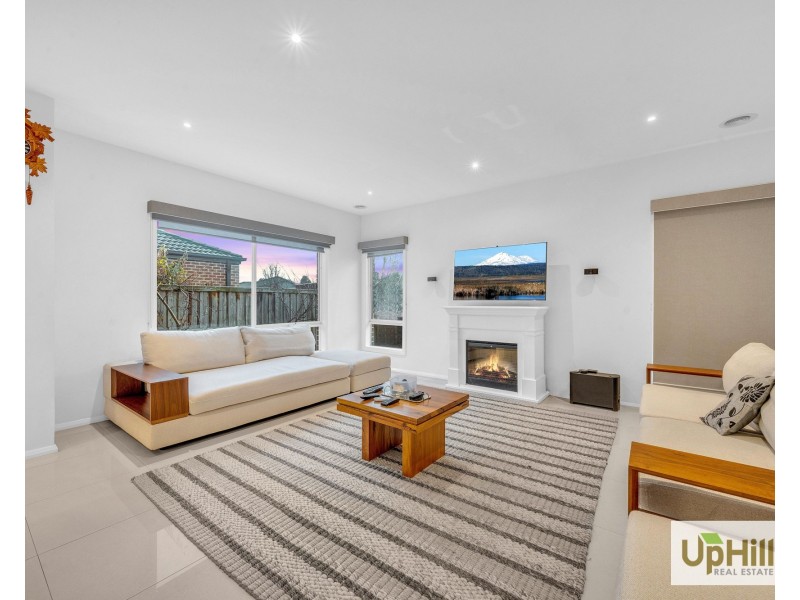 4 Riverbank Close, Clyde North VIC 3978