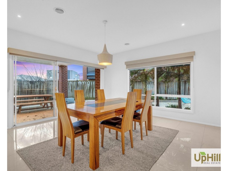 4 Riverbank Close, Clyde North VIC 3978