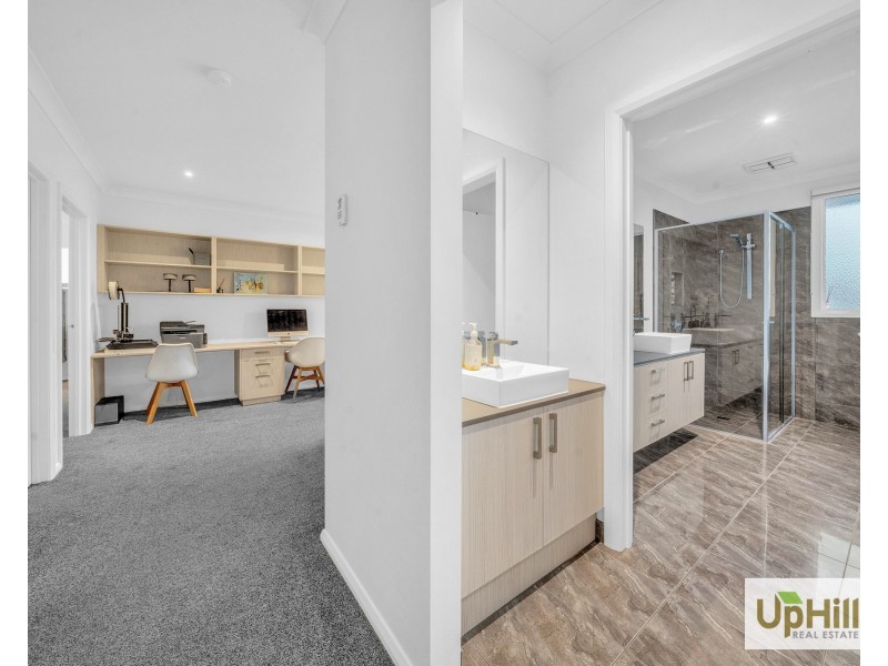 4 Riverbank Close, Clyde North VIC 3978