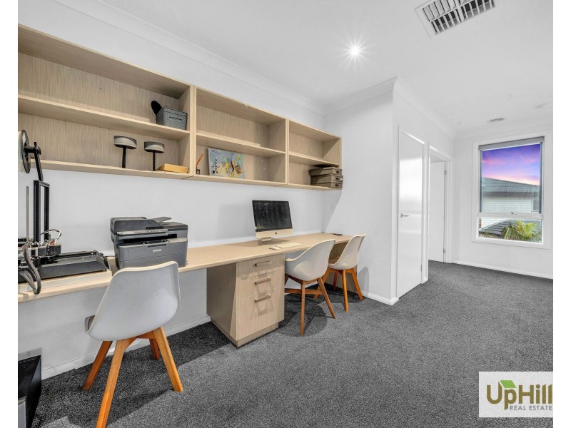 4 Riverbank Close, Clyde North VIC 3978