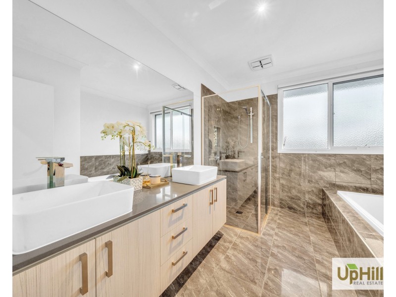 4 Riverbank Close, Clyde North VIC 3978