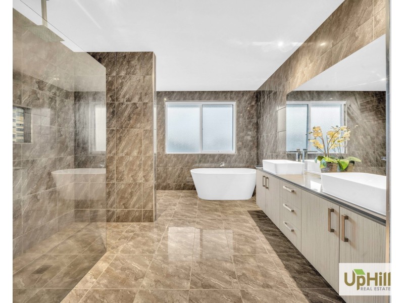 4 Riverbank Close, Clyde North VIC 3978