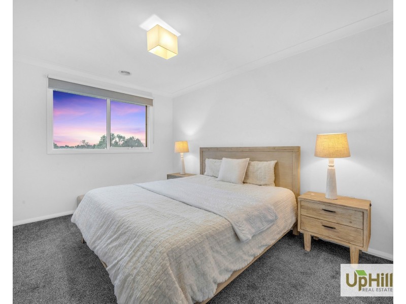 4 Riverbank Close, Clyde North VIC 3978