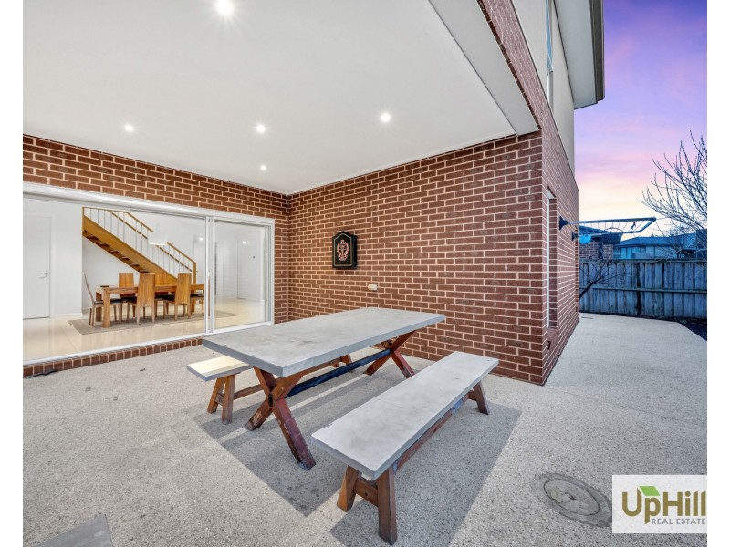 4 Riverbank Close, Clyde North VIC 3978