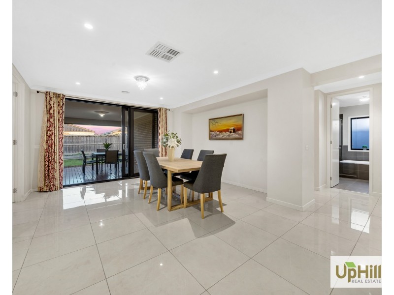 34 Ramlegh Boulevard, Clyde North VIC 3978