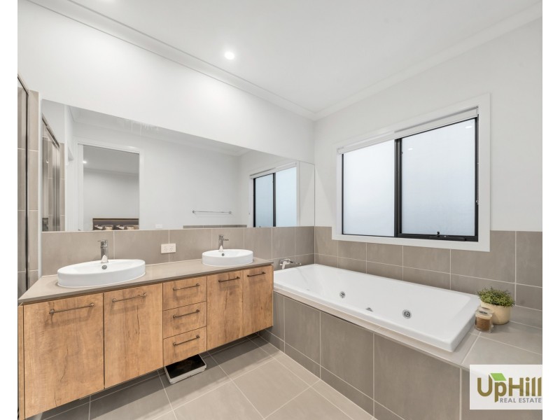 4 Niloma Street, Clyde North VIC 3978