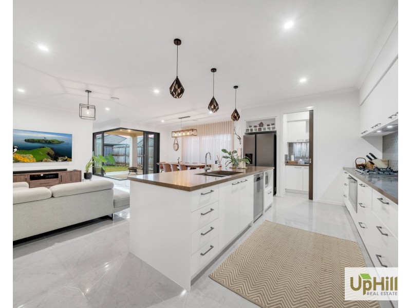 4 Niloma Street, Clyde North VIC 3978