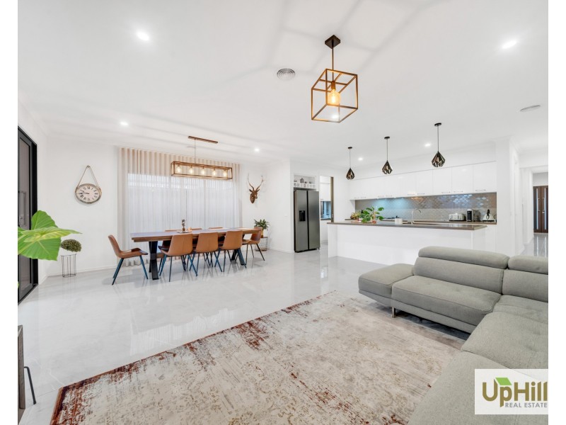 4 Niloma Street, Clyde North VIC 3978
