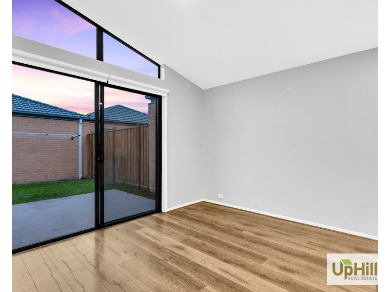 13A Thoroughbred Drive, Clyde North VIC 3978