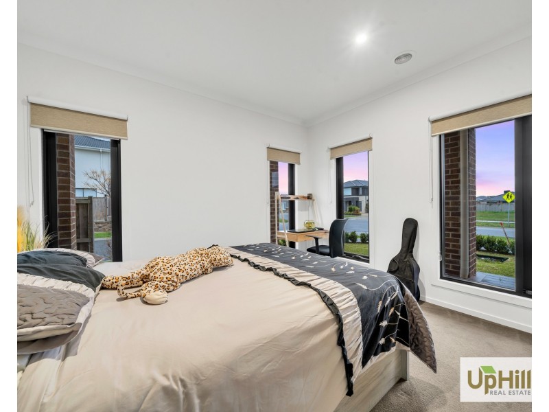 43 Newgrange Boulevard, Clyde North VIC 3978