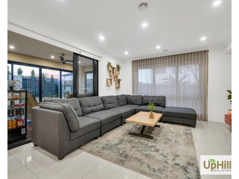 43 Newgrange Boulevard, Clyde North VIC 3978