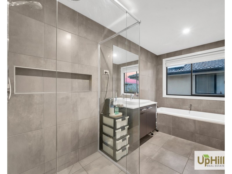 43 Newgrange Boulevard, Clyde North VIC 3978