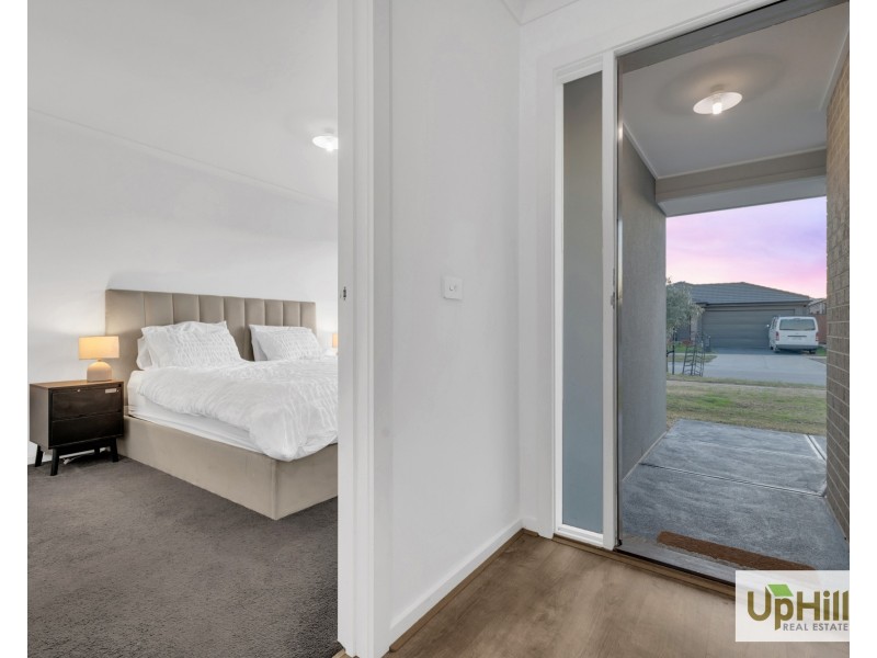 3 Glow Way, Clyde North VIC 3978