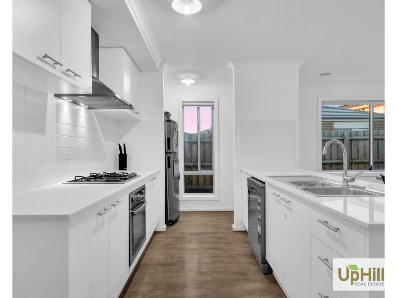 3 Glow Way, Clyde North VIC 3978