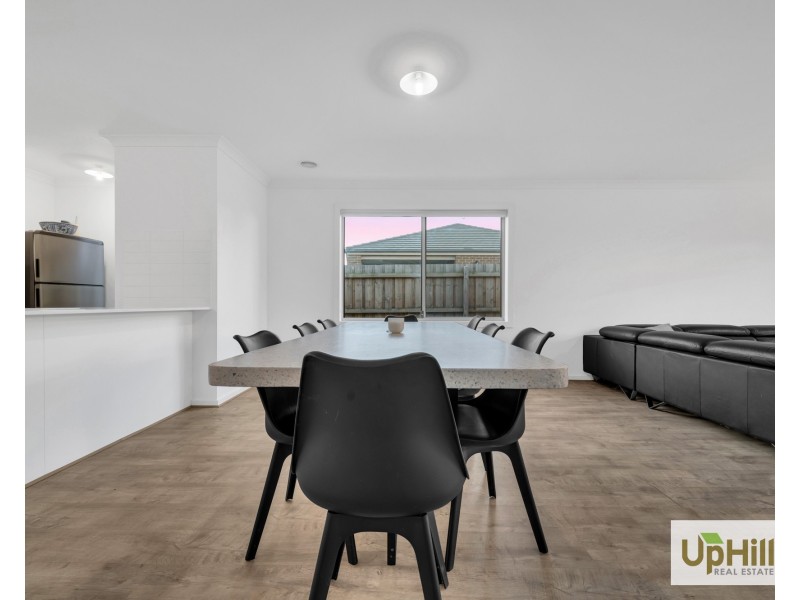 3 Glow Way, Clyde North VIC 3978