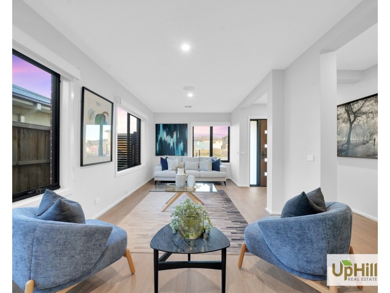 15 Burnbank Parade, Clyde North VIC 3978