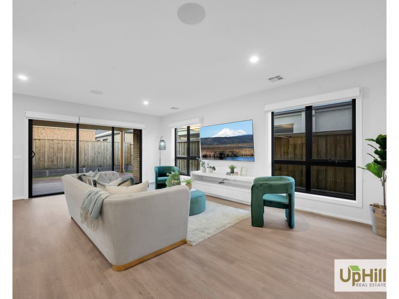 15 Burnbank Parade, Clyde North VIC 3978