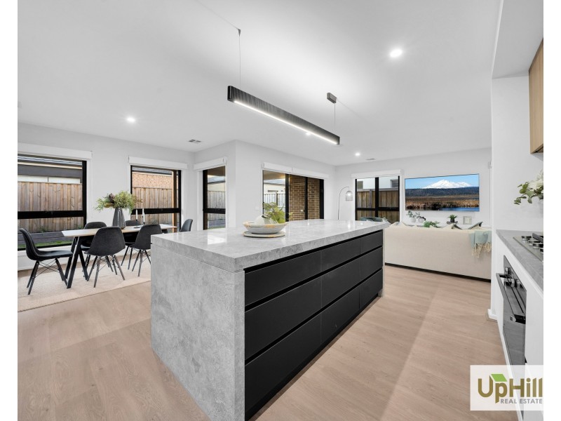 15 Burnbank Parade, Clyde North VIC 3978