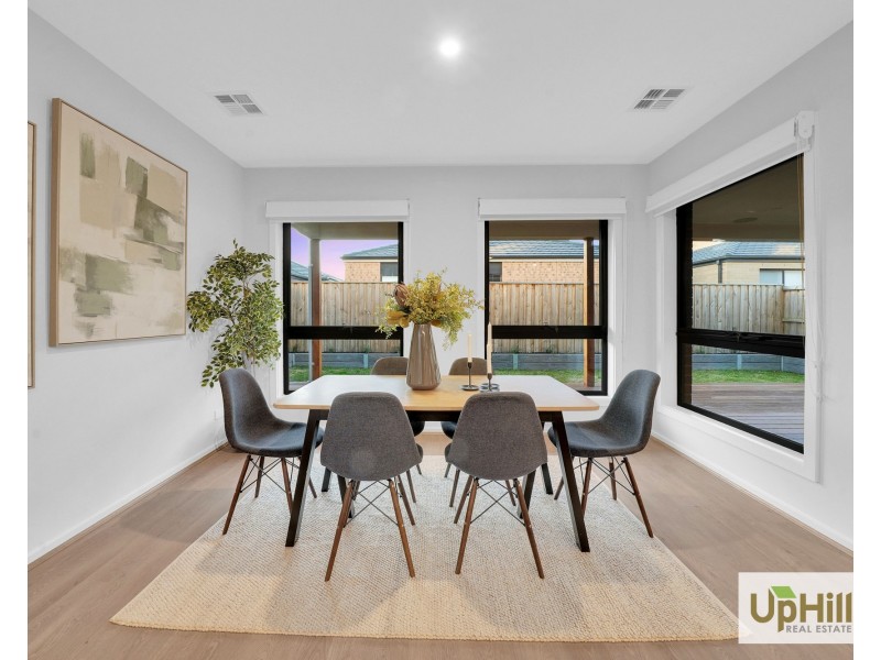 15 Burnbank Parade, Clyde North VIC 3978