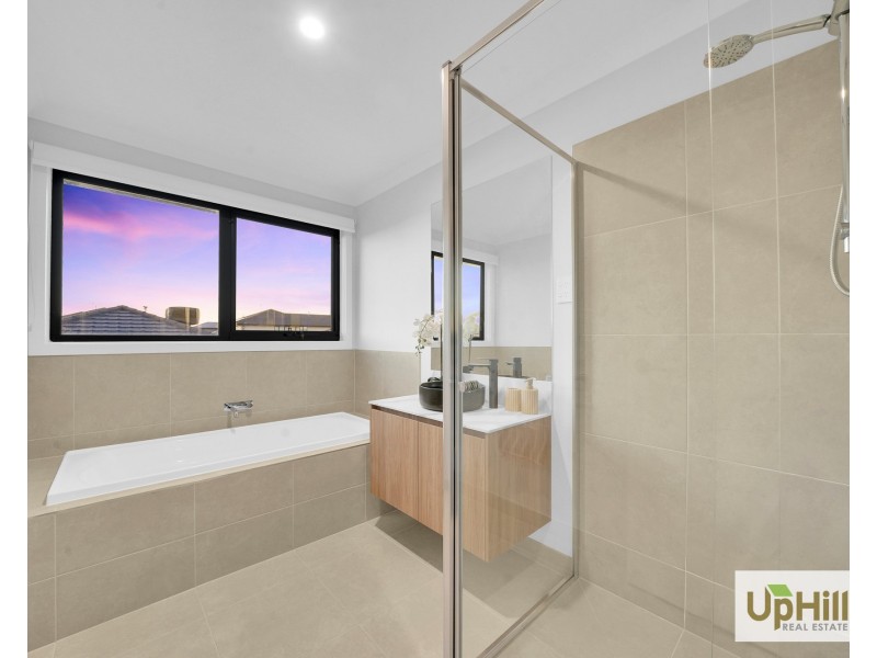 15 Burnbank Parade, Clyde North VIC 3978