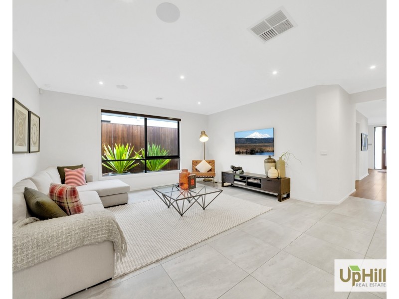 6 Callow Avenue, Clyde North VIC 3978