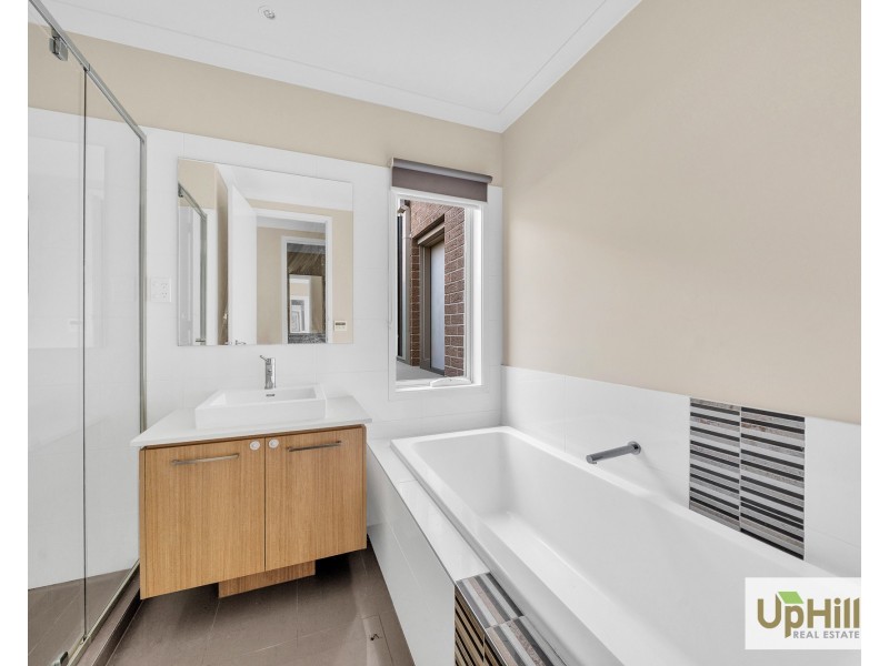 6 Rhynhurst Street, Clyde North VIC 3978