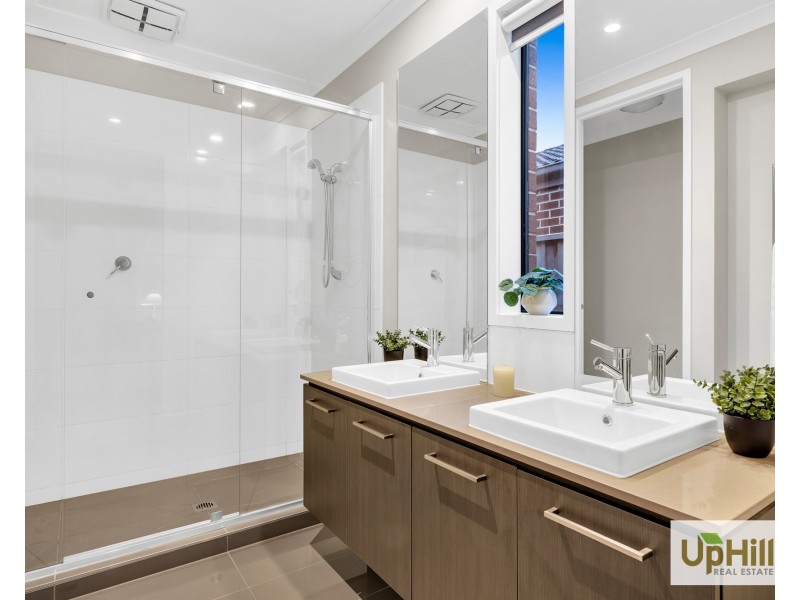 10 Serengeti Street, Clyde North VIC 3978