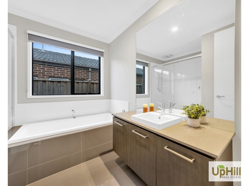10 Serengeti Street, Clyde North VIC 3978