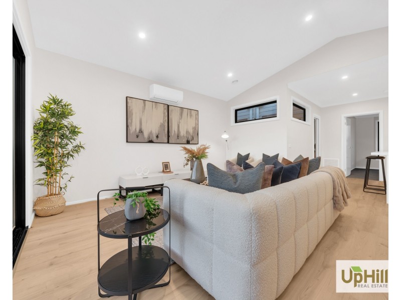 6 Locanda Walk, Clyde North VIC 3978