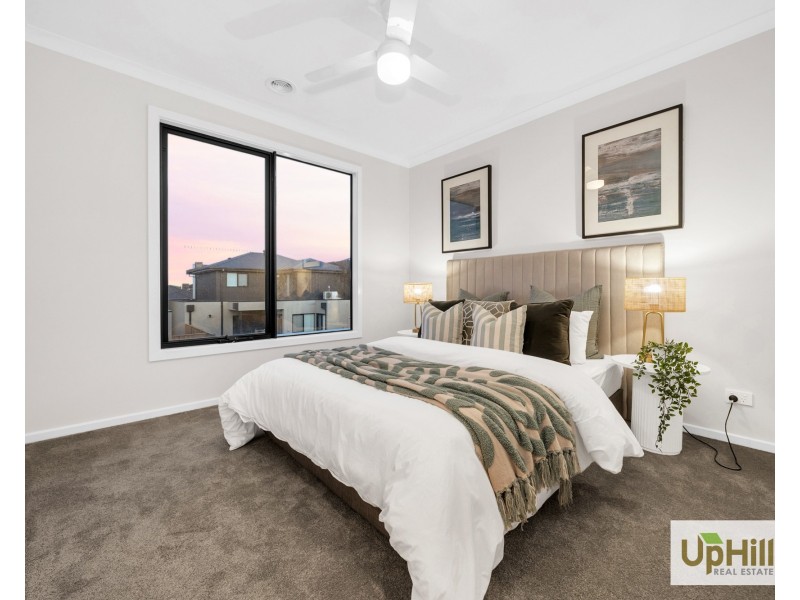 6 Locanda Walk, Clyde North VIC 3978