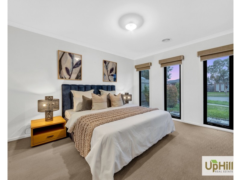 8 Fairlane Court, Cranbourne East VIC 3977