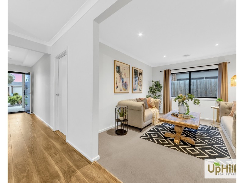 8 Fairlane Court, Cranbourne East VIC 3977