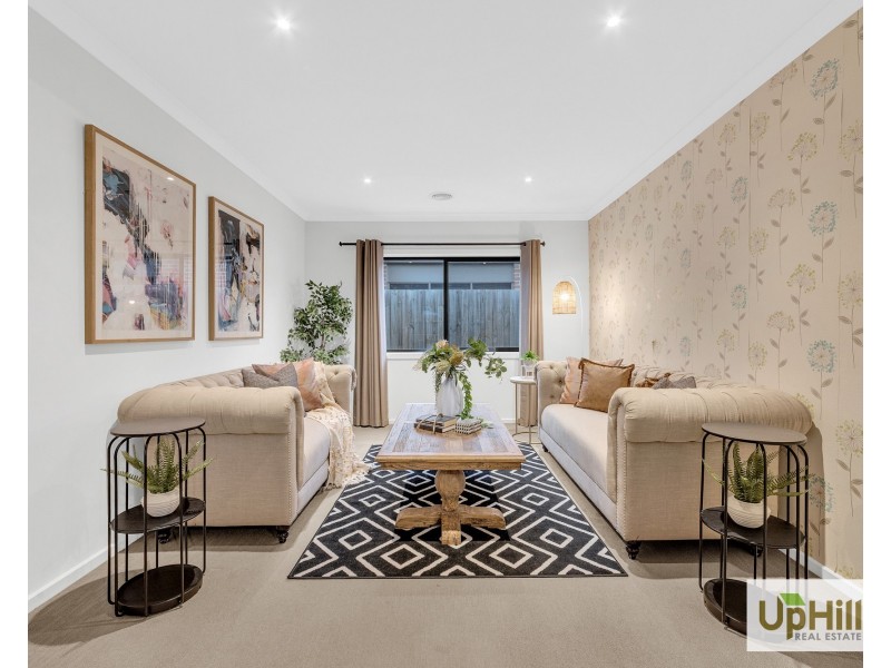 8 Fairlane Court, Cranbourne East VIC 3977