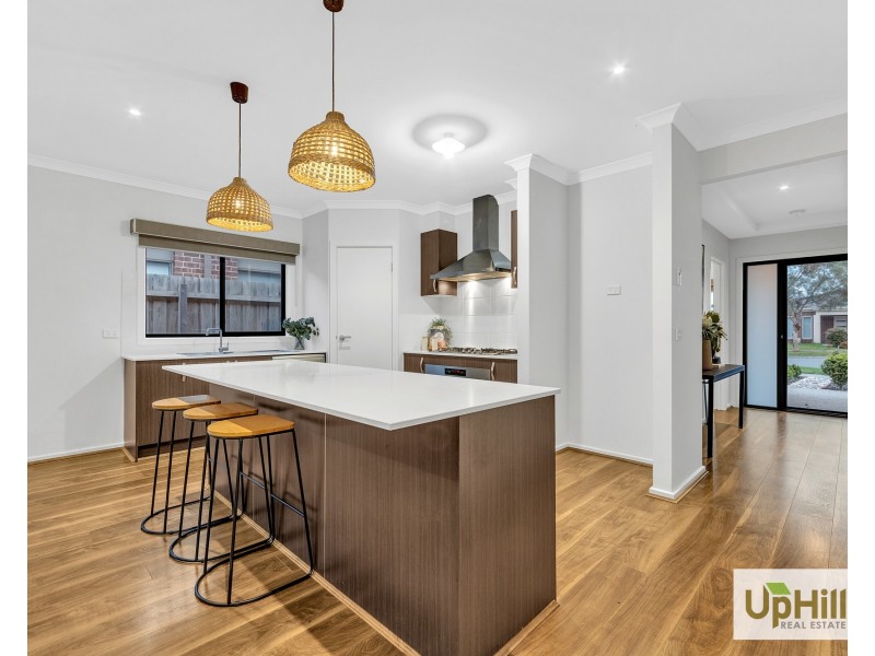 8 Fairlane Court, Cranbourne East VIC 3977