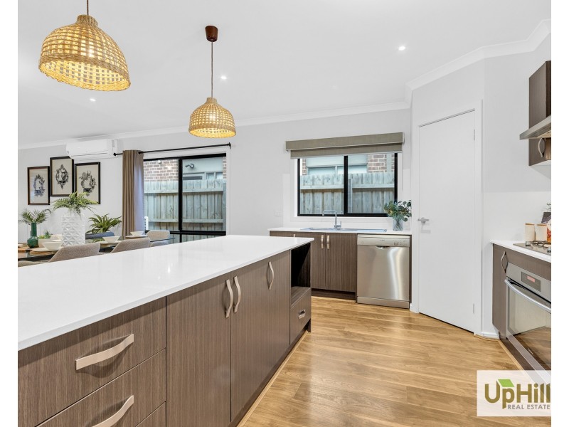 8 Fairlane Court, Cranbourne East VIC 3977