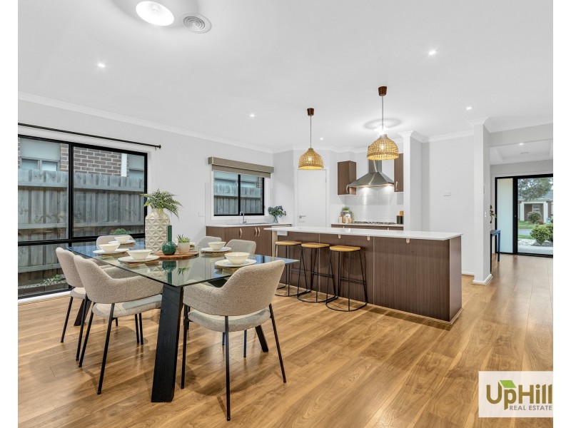 8 Fairlane Court, Cranbourne East VIC 3977