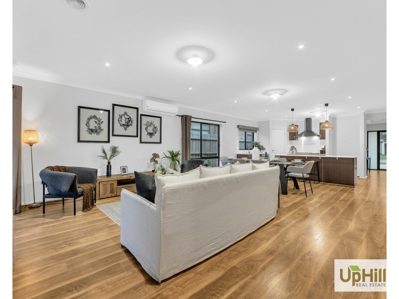 8 Fairlane Court, Cranbourne East VIC 3977