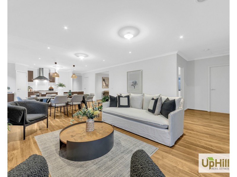 8 Fairlane Court, Cranbourne East VIC 3977