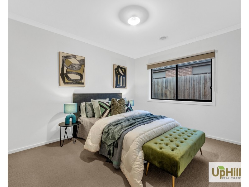 8 Fairlane Court, Cranbourne East VIC 3977
