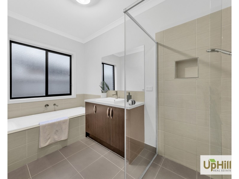 8 Fairlane Court, Cranbourne East VIC 3977