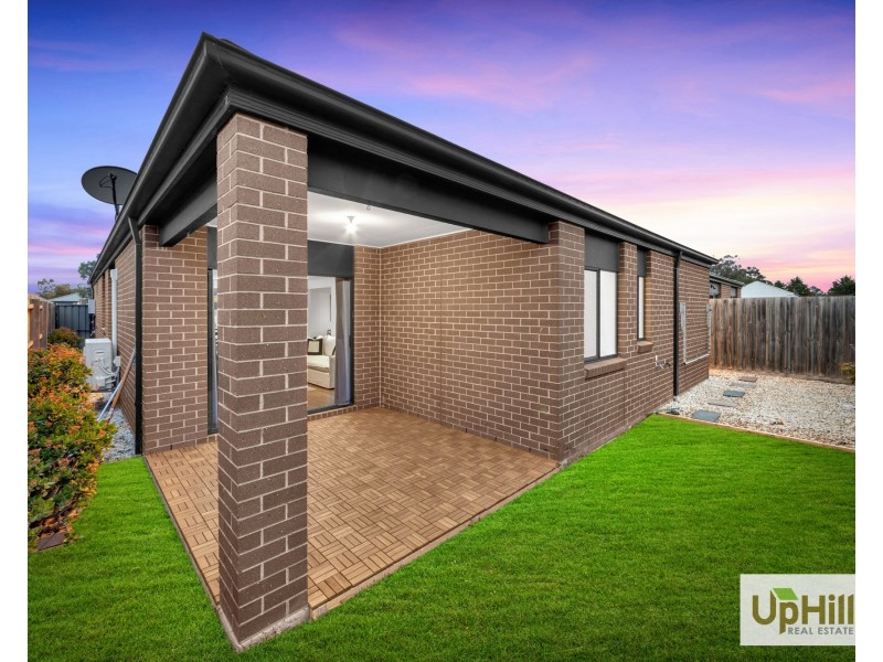 8 Fairlane Court, Cranbourne East VIC 3977