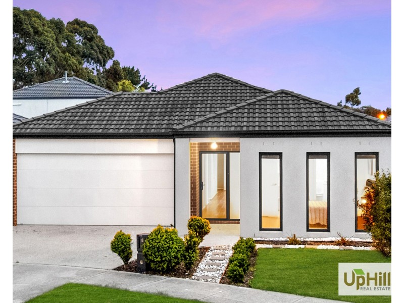 8 Fairlane Court, Cranbourne East VIC 3977