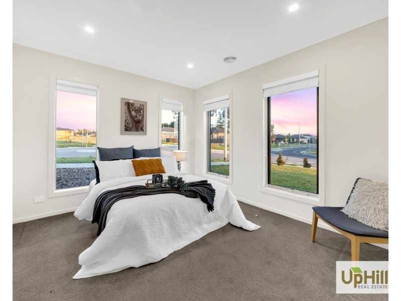 39 Cheddington Road, Cranbourne East VIC 3977
