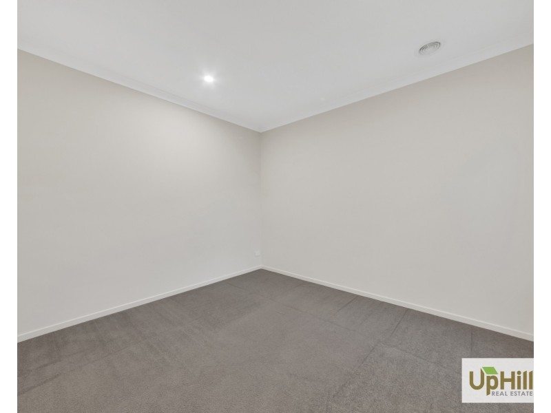 39 Cheddington Road, Cranbourne East VIC 3977